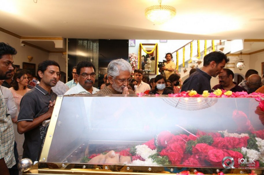 Celebrities-pay-homage-to-superstar-Krishna